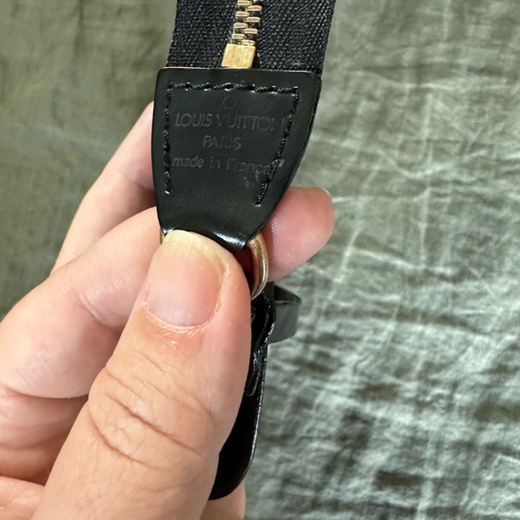 VINTAGE Louis Vuitton Pochette Accessoire in black Epi Leather - Picture 12 of 14